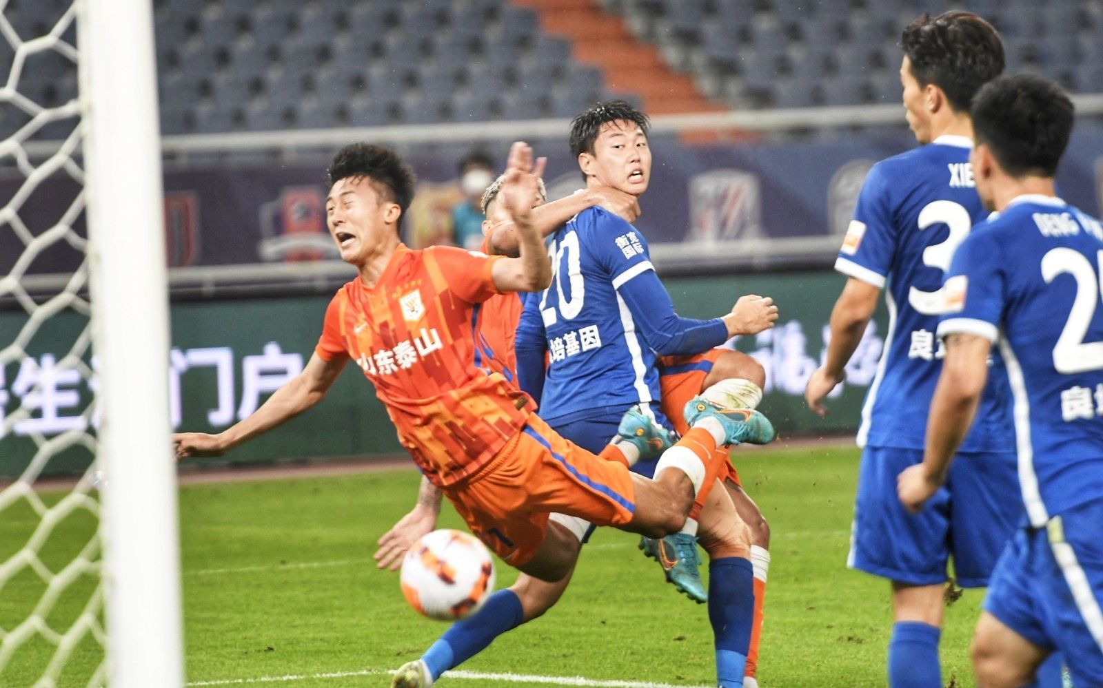 团队之间的实力差距太大了！你认为 LPL 应该减少名额吗？
