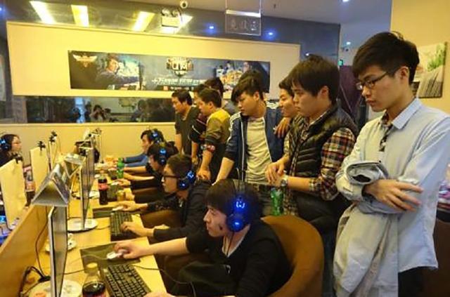 Imperial , Spirit , Mouz , 和 G2 在 StarLadder 布达佩斯 Major 2025 第三阶段开始时取得胜利